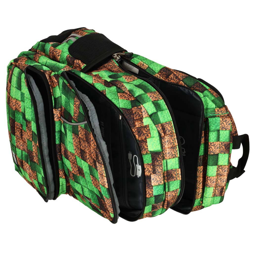 Zaļa un brūna pikseļu mugursoma ar atvērtiem nodalījumiem uz balta fona