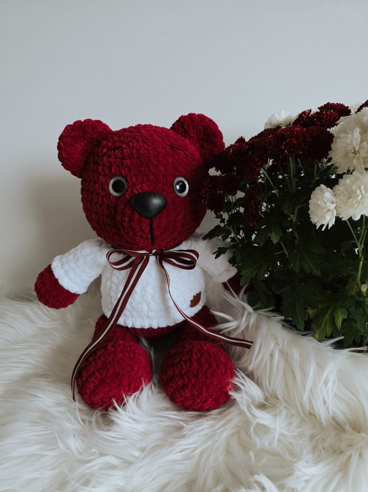 Tamborēts plīša lācītis bordo ar baltu džemperīti un bantīti (3+) (Roku darbs)