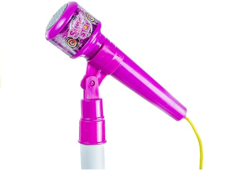 violets karaoke bērnu mikrofons tuvplān dzeltens vads viņam
