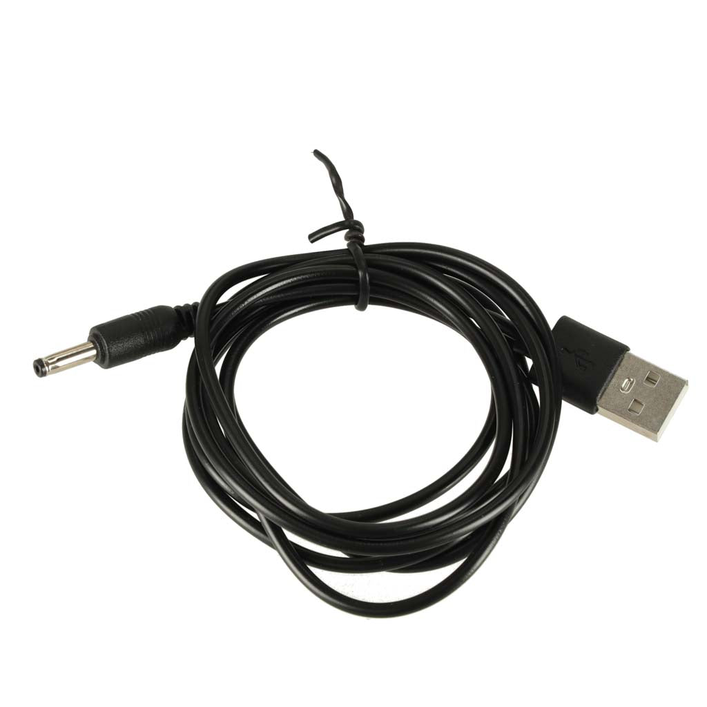 Sarullēts melns USB kabelis no boksa sienas ar spraudni uz balta fona