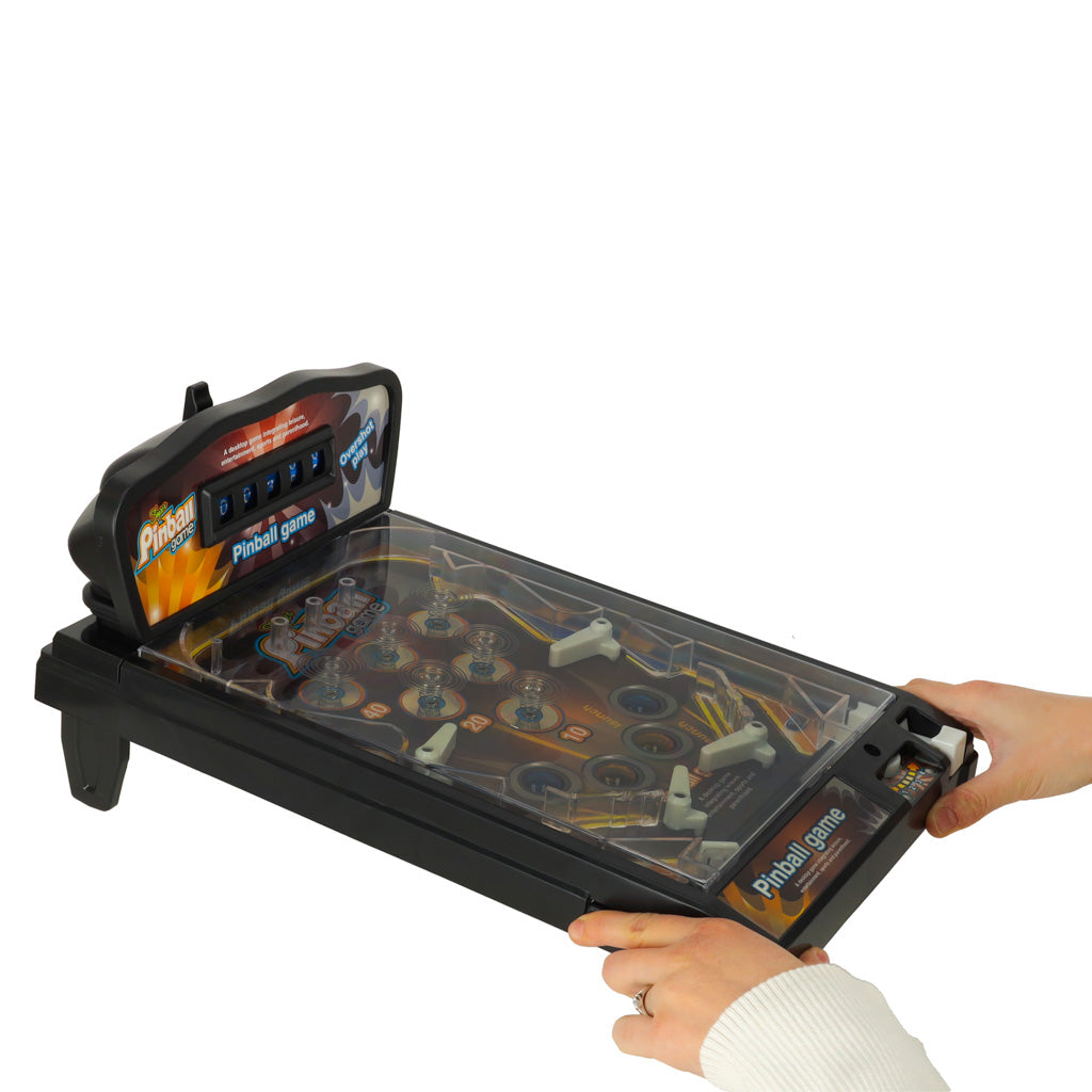 parādīts kur jātur rokas spēlējot Pinball
