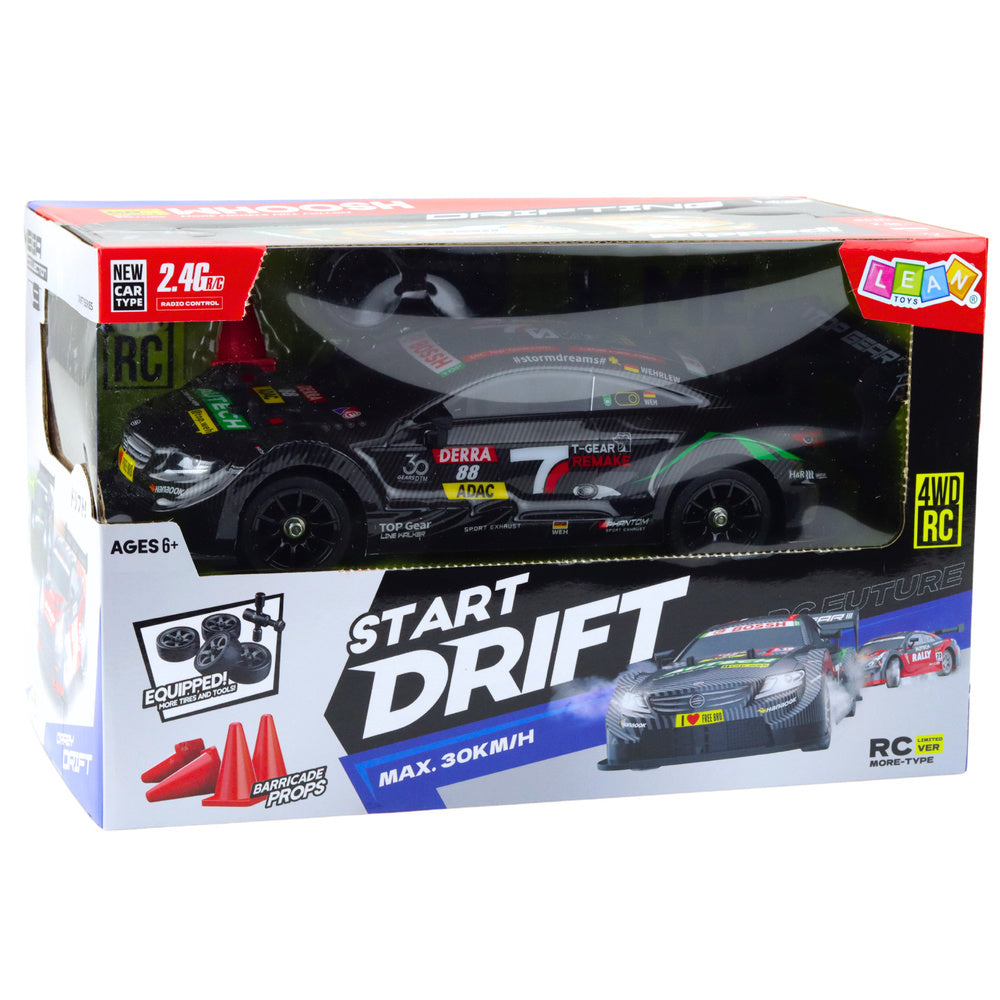RC drifta mašīna iepakojumā ar caurspīdīgu logu, caur kuru redzama melna sporta automašīna ar uzlīmēm. Uz kastes redzams uzraksts “Start Drift” un norādīts maksimālais ātrums 30 km/h.