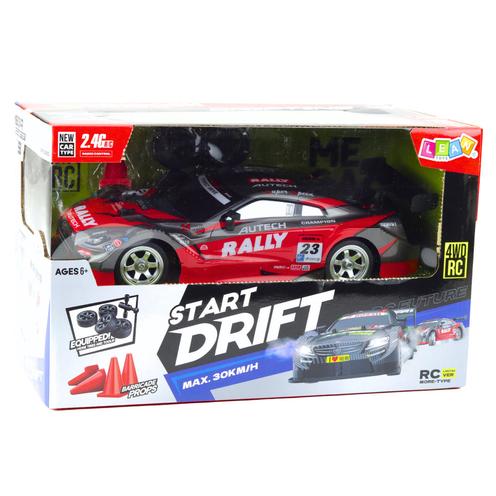 RC drifta mašīna iepakojumā ar caurspīdīgu logu, caur kuru redzama sarkana sporta automašīna ar uzlīmēm. Uz kastes redzams uzraksts “Start Drift” un norādīts maksimālais ātrums 30 km/h.