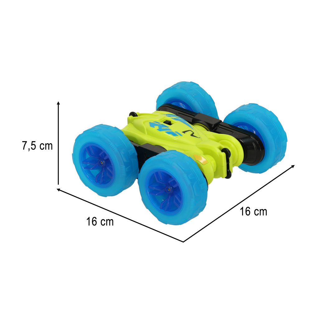 Rotaļu automašīna ar zilām riepām un izmēriem uz balta fona 7.5x16x16cm