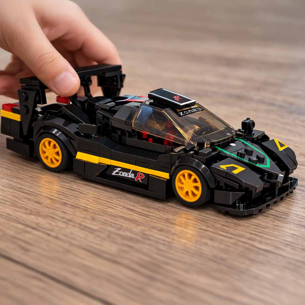 Bērns spēlējas ar Pagani Zonda R konstruktora auto modeli
