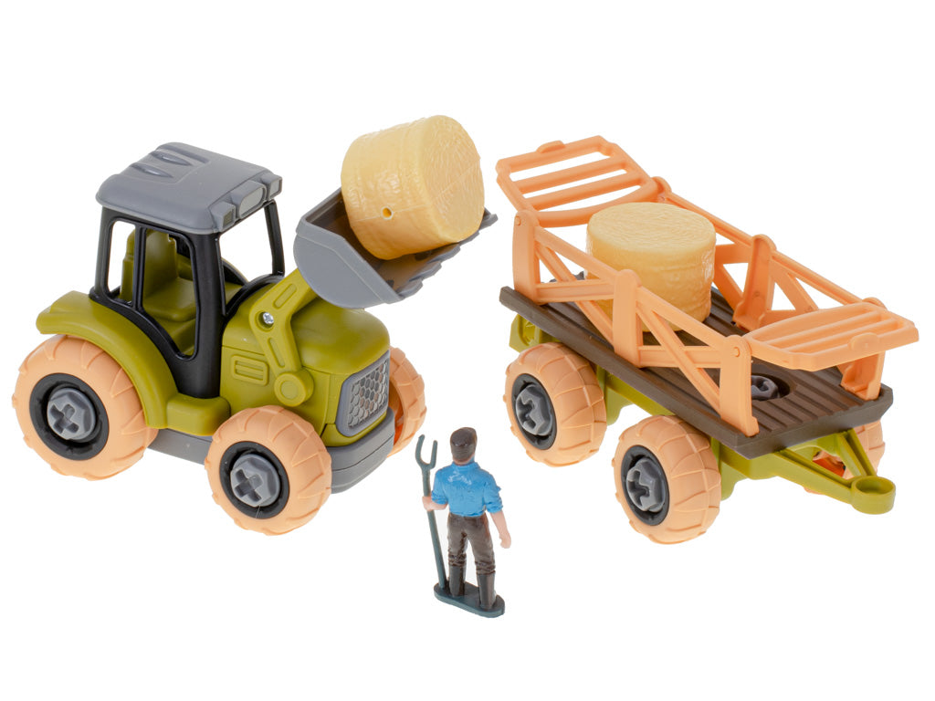 rotaļu traktors pacēlis plastmasas siena rulli iek piekabe fermeris uz balta fona