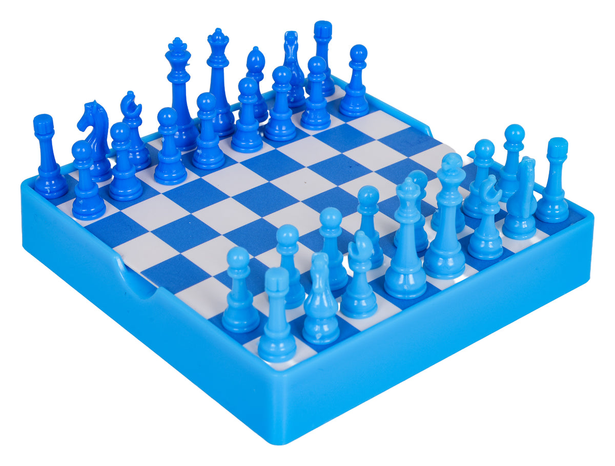 Galda spēle Puzzle Chess ar zilām un gaiši zilām šaha figūrām un spēles laukumu