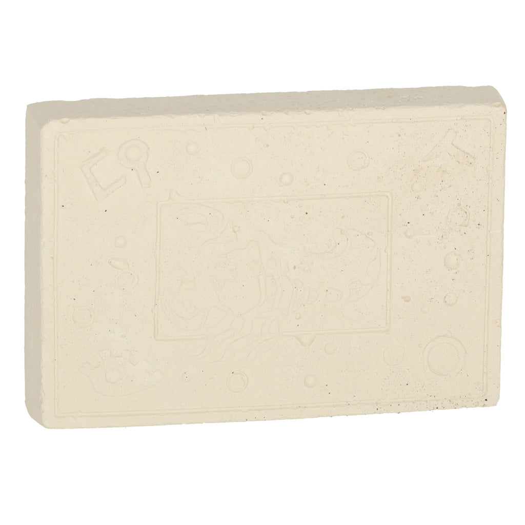 Blta ģipša plāksne uz balta fona