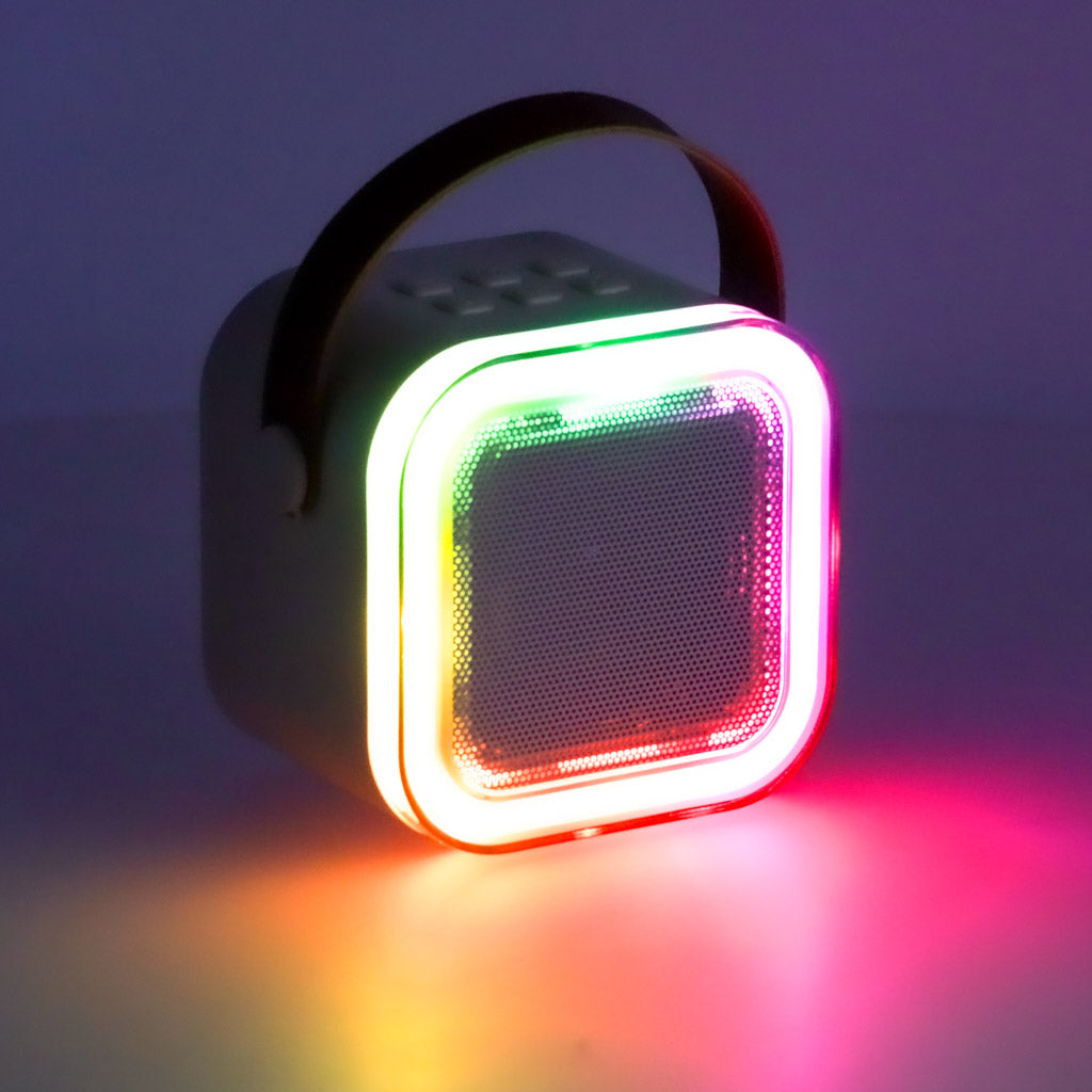 Karaoke skaļrunis ar spilgtām RGB LED gaismām, kas izgaismo telpu