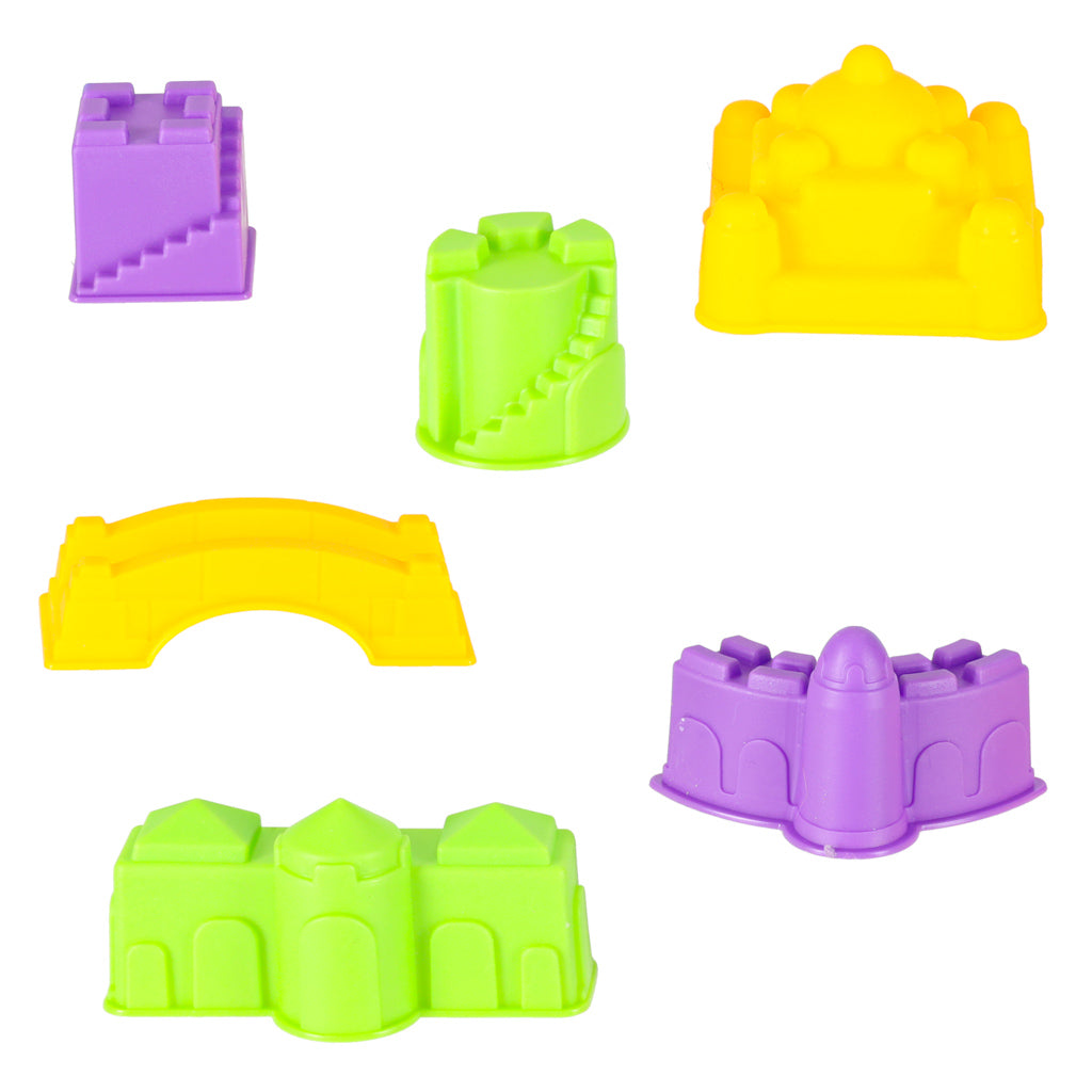 Krāsainu plastmasas celtniecības klucīšu veidņu komplekts smiltīm uz balta fona