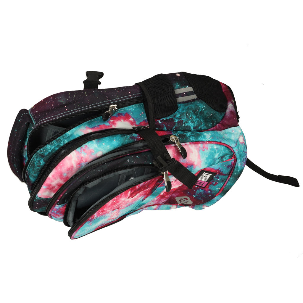 Krāsaina soma no sāna ar atvērtām kabatām un melnām siksnām uz balta fona