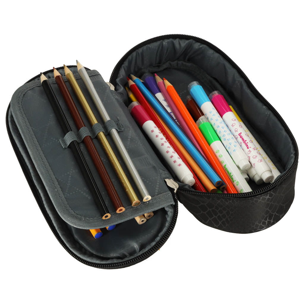 Atvērts čūskādas dizaina skolas piederumu penālis ar zīmuļiem un flaumestariem uz balta fona