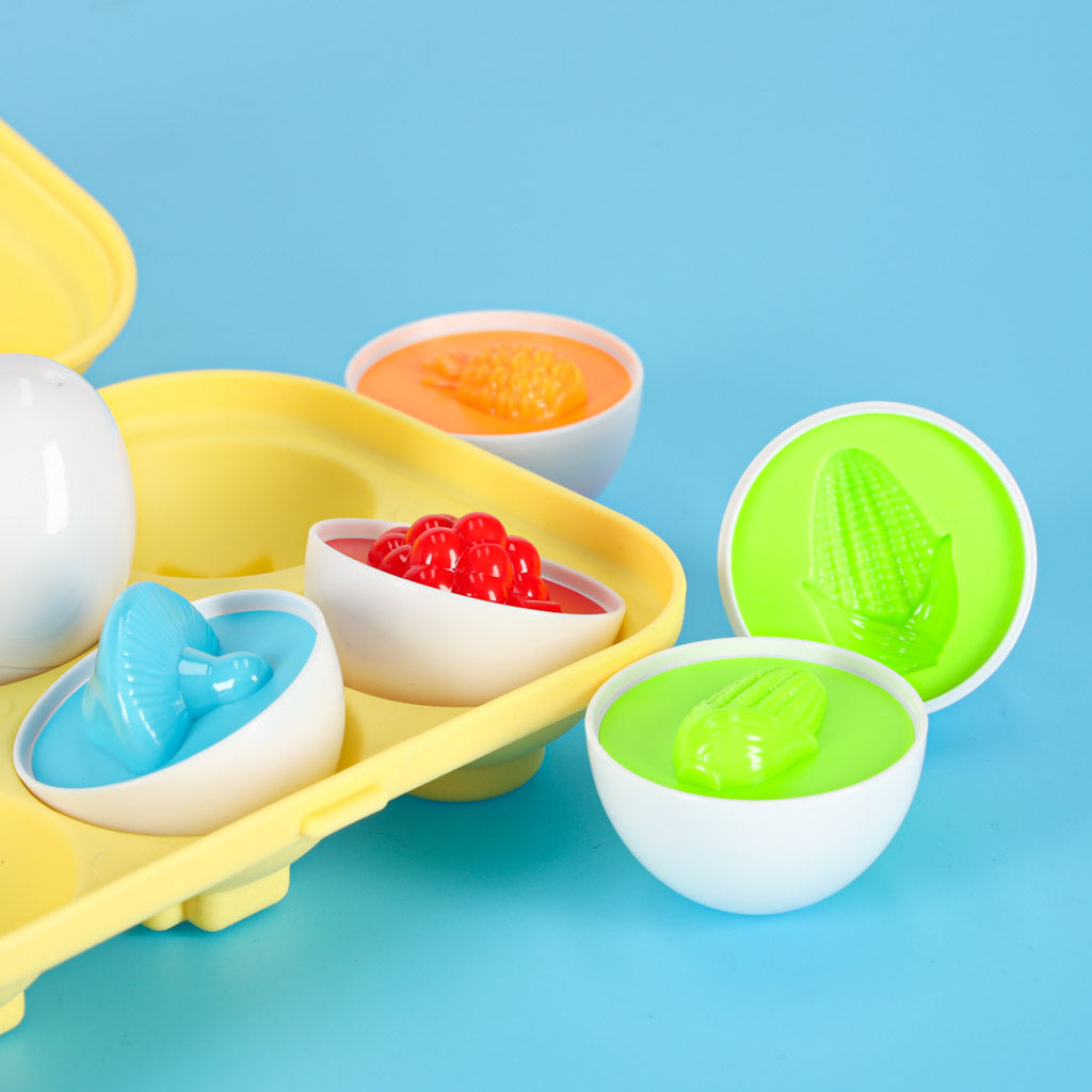 atvērtas montessori olas rotaļu uz zila fona