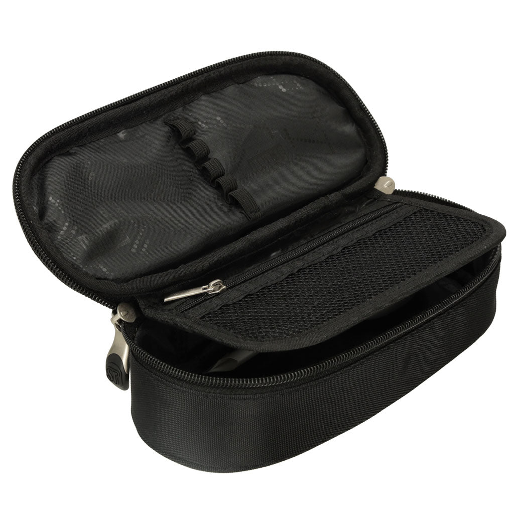 atvērts melns skolas piederumu pēnālis uz balta fona