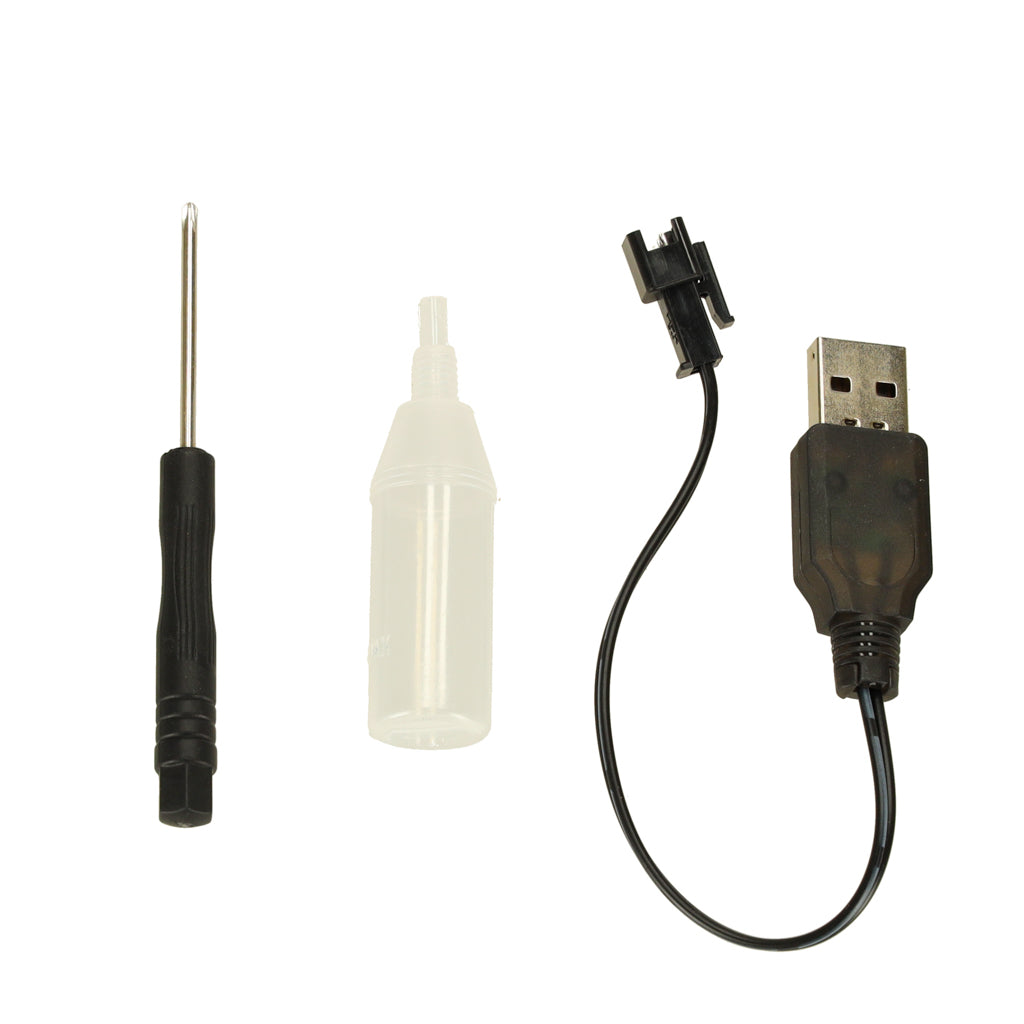 RC automašīnas piederumi – skrūvgriezis, USB uzlādes kabelis un ūdens pudele tvaika efektam.