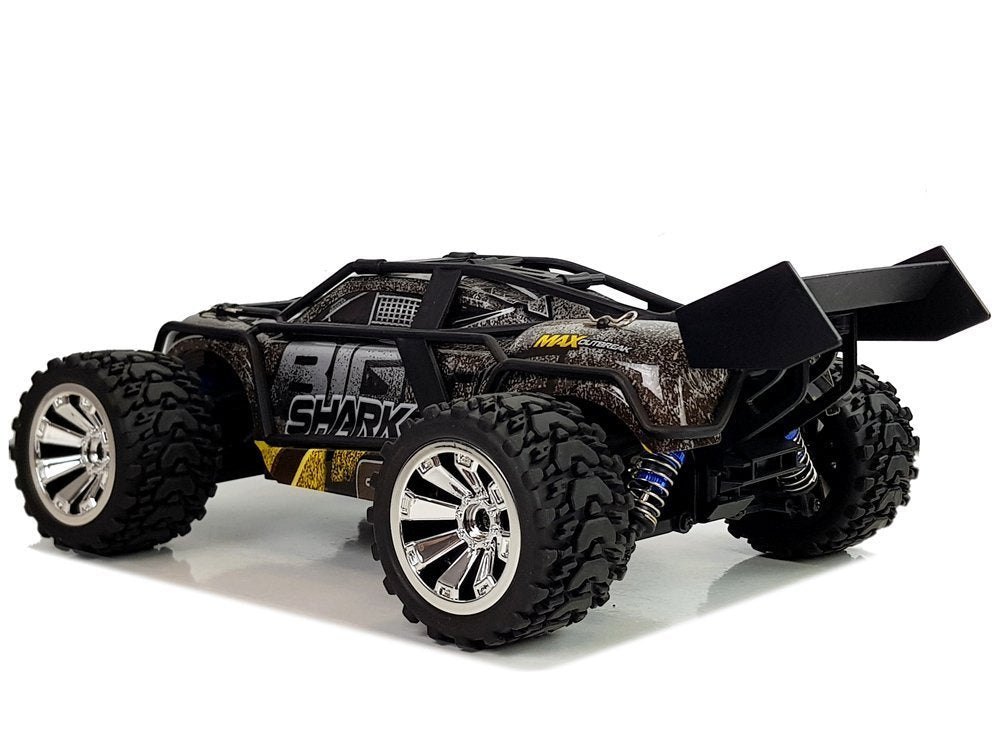 Bezceļu RC auto 1:18 — aizmugures skats ar spārnu un amortizatoriem