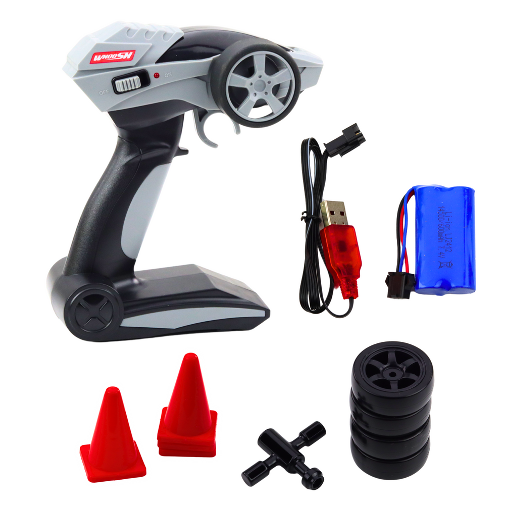 RC drifta auto komplekta piederumi — pults, akumulators, USB uzlādes kabelis, riepas un konusi