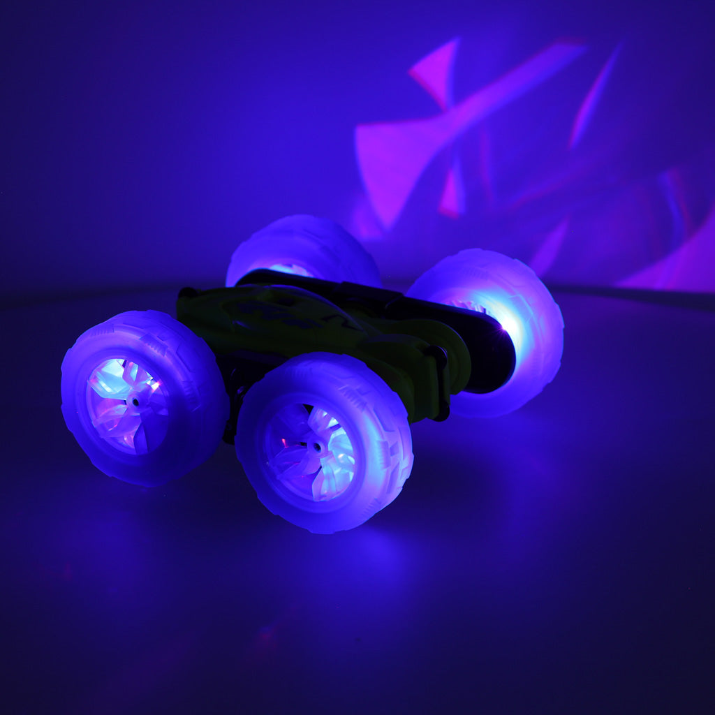 LED revolt flip speeder riepas ar spīdošiem led uz tumša fona