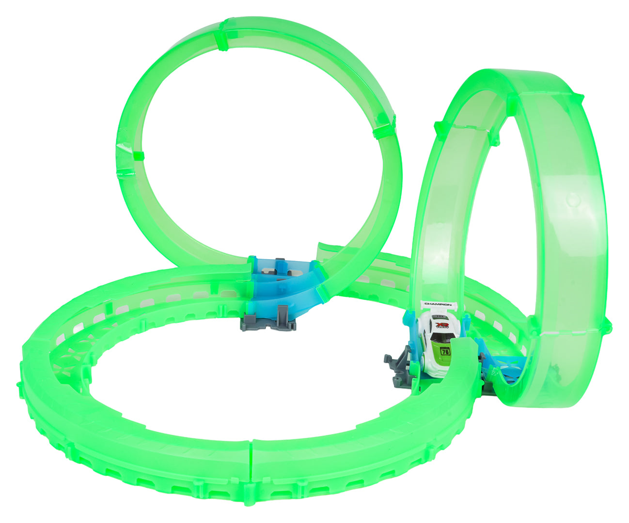 Tumsā spīdoša zaļa sacīkšu trase ar divām cilpām un nelielu tālvadības mašīnu