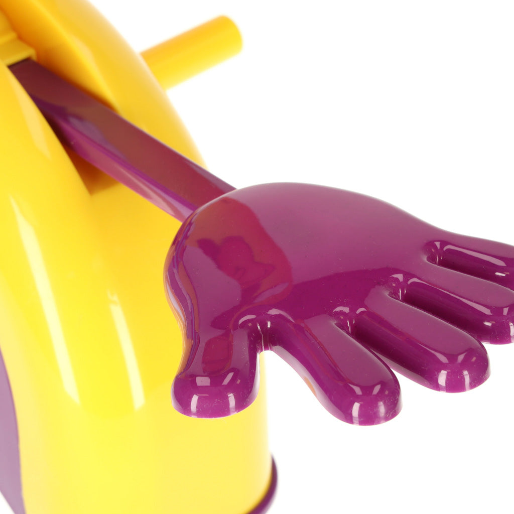 Rotaļlietas tuvplāns ar violetu plastmasas roku