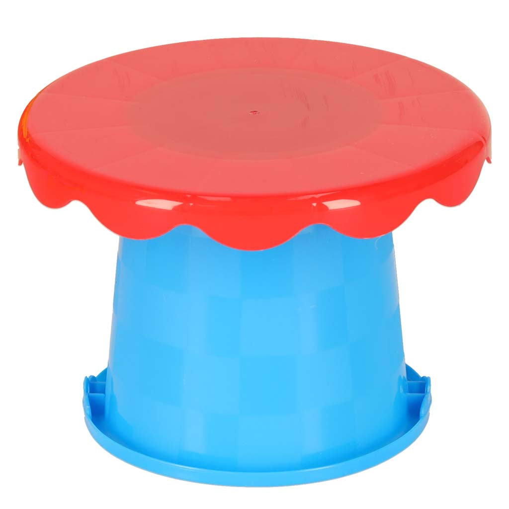 Bērnu plastmasas taburete smilšu un ūdens spēļu galdam, zila ar sarkanu sēdekli.