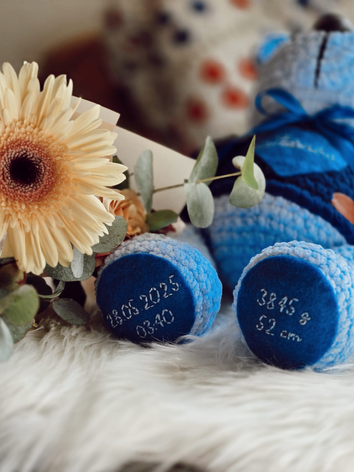 Personalizēts plīša lācis ar dzimšanas datiem (izšuvums uz pēdiņām + vārds uz sirds)