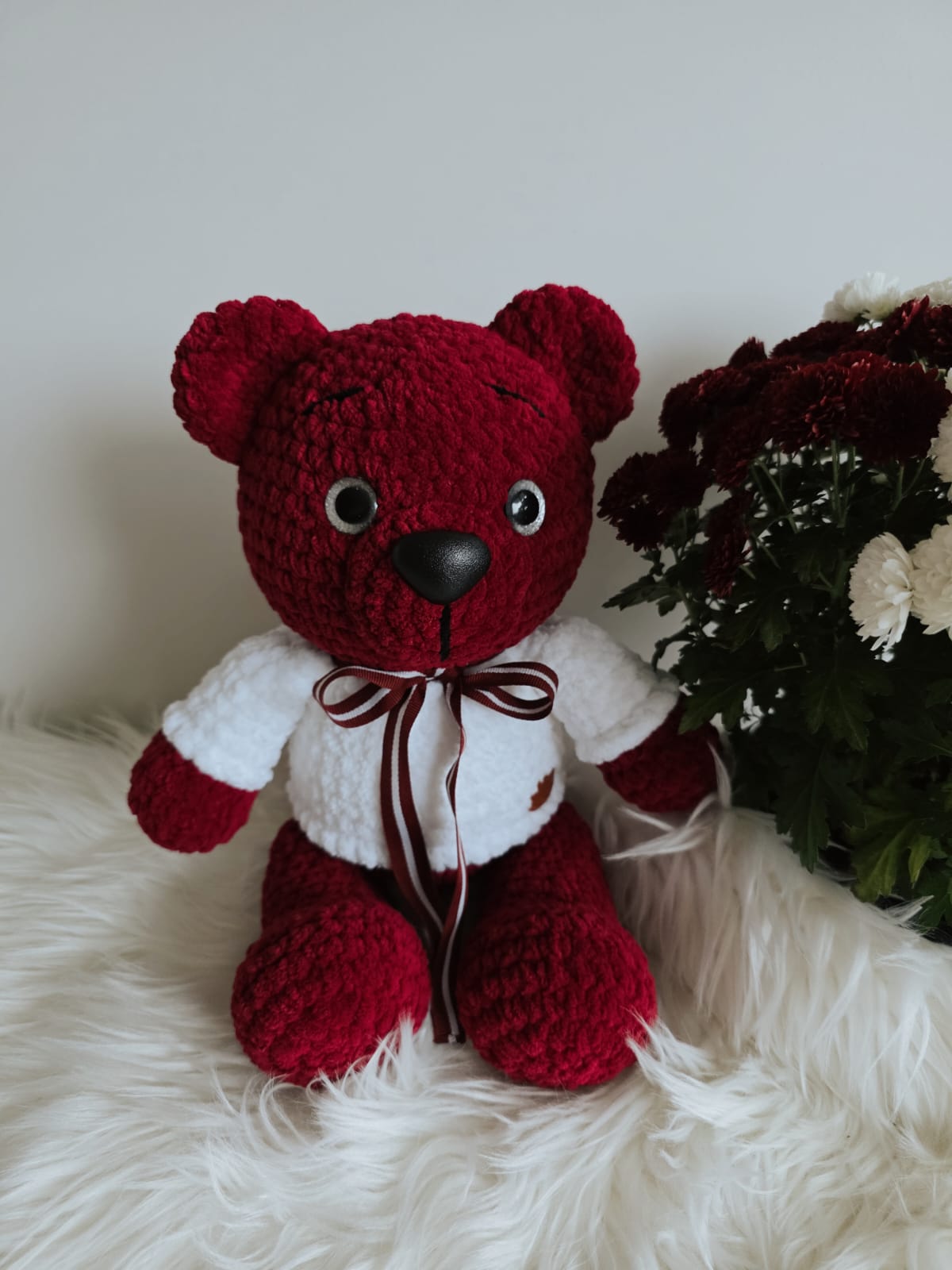 Tamborēts plīša lācītis bordo ar baltu džemperīti un bantīti (3+) (Roku darbs)