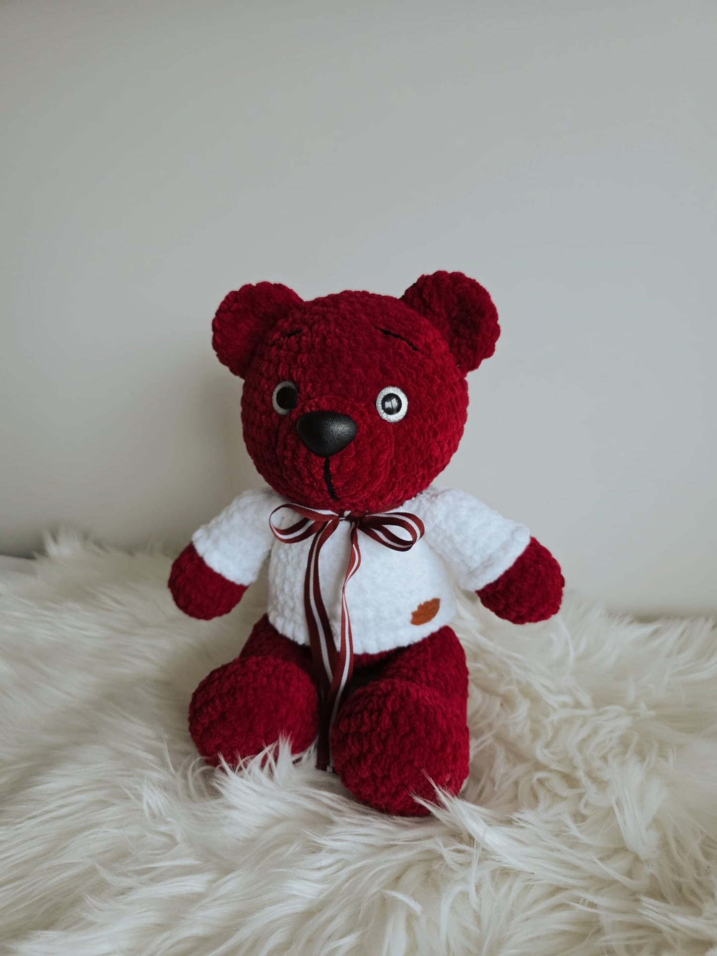 Tamborēts plīša lācītis bordo ar baltu džemperīti un bantīti (3+) (Roku darbs)