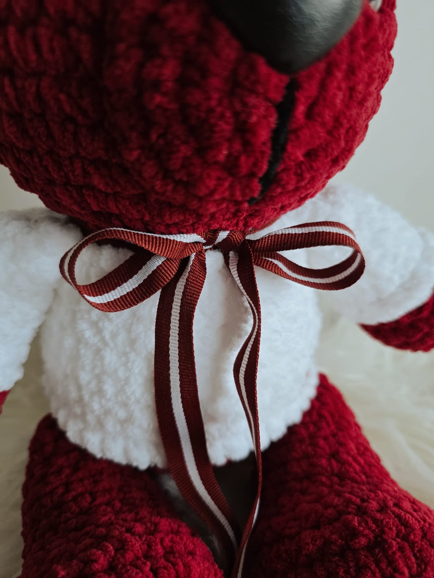 Tamborēts plīša lācītis bordo ar baltu džemperīti un bantīti (3+) (Roku darbs)