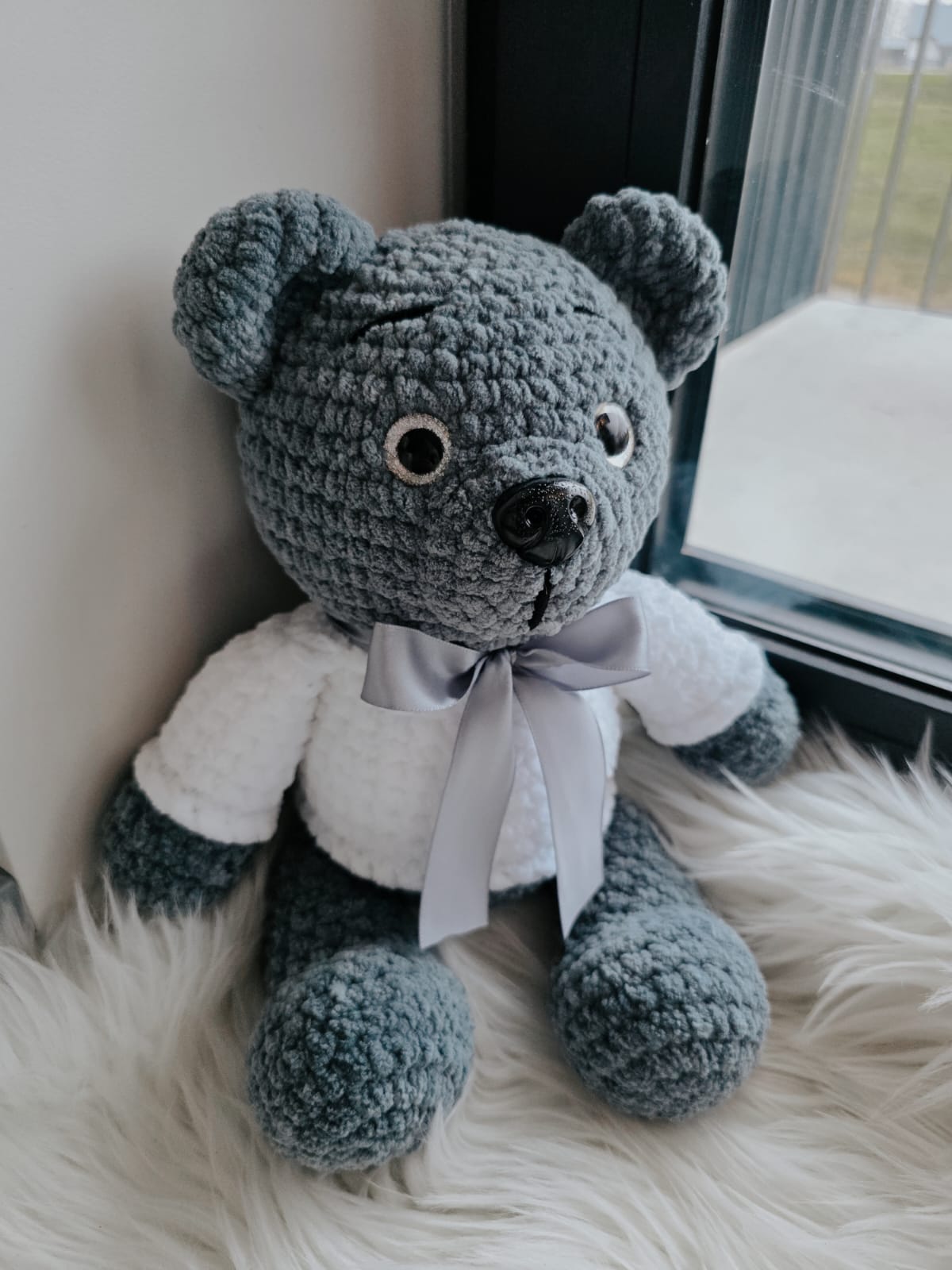 Tamborēts plīša lācītis pelēks ar baltu džemperīti un bantīti (3+)(Roku darbs)