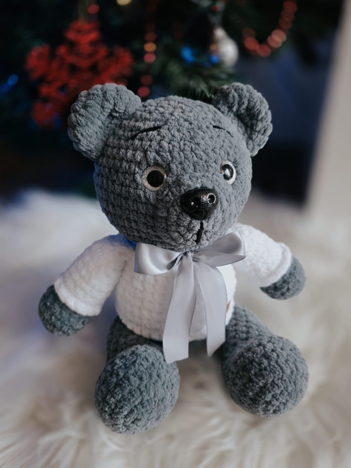 Tamborēts plīša lācītis pelēks ar baltu džemperīti un bantīti (3+)(Roku darbs)