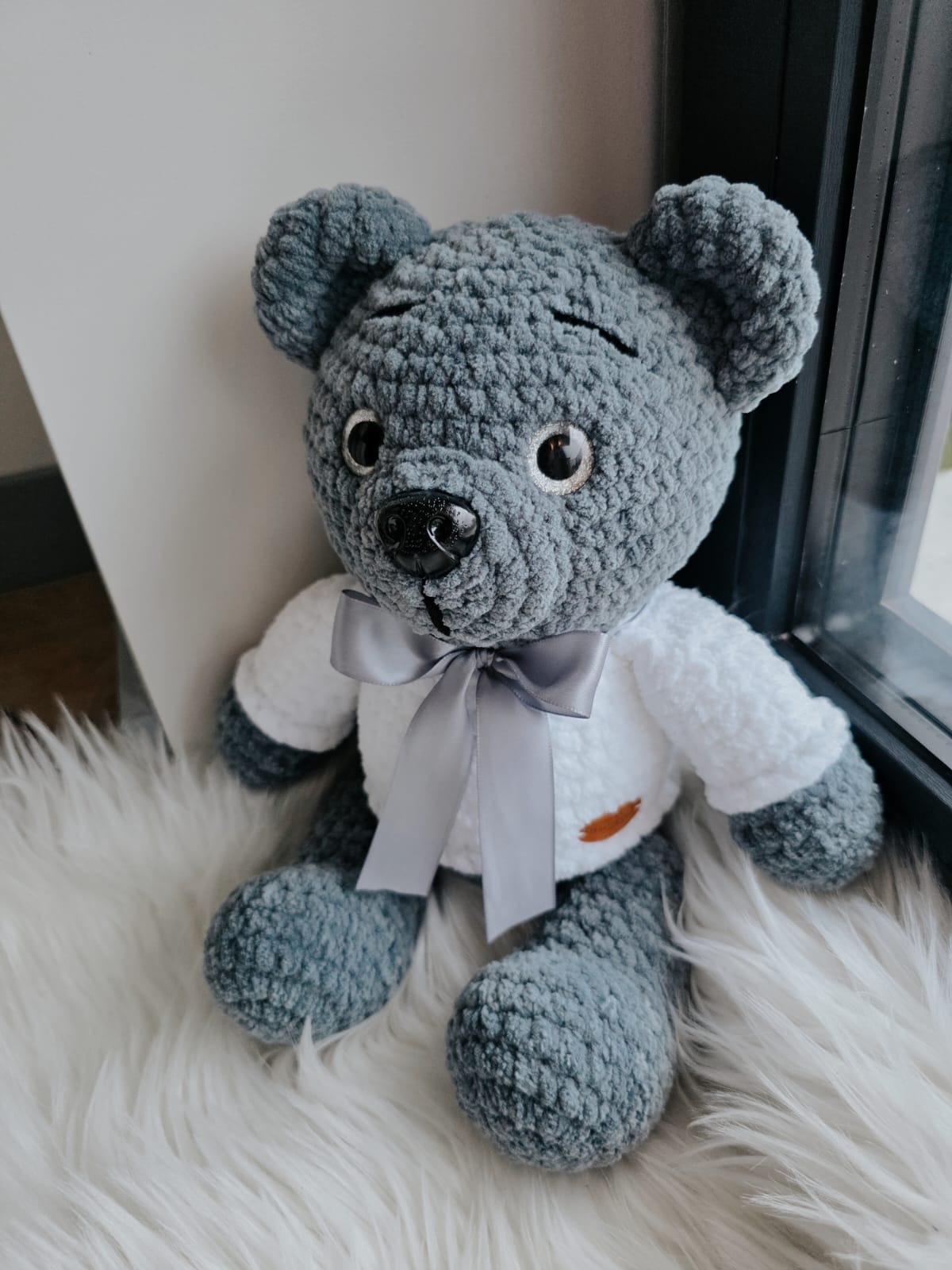 Tamborēts plīša lācītis pelēks ar baltu džemperīti un bantīti (3+)(Roku darbs)