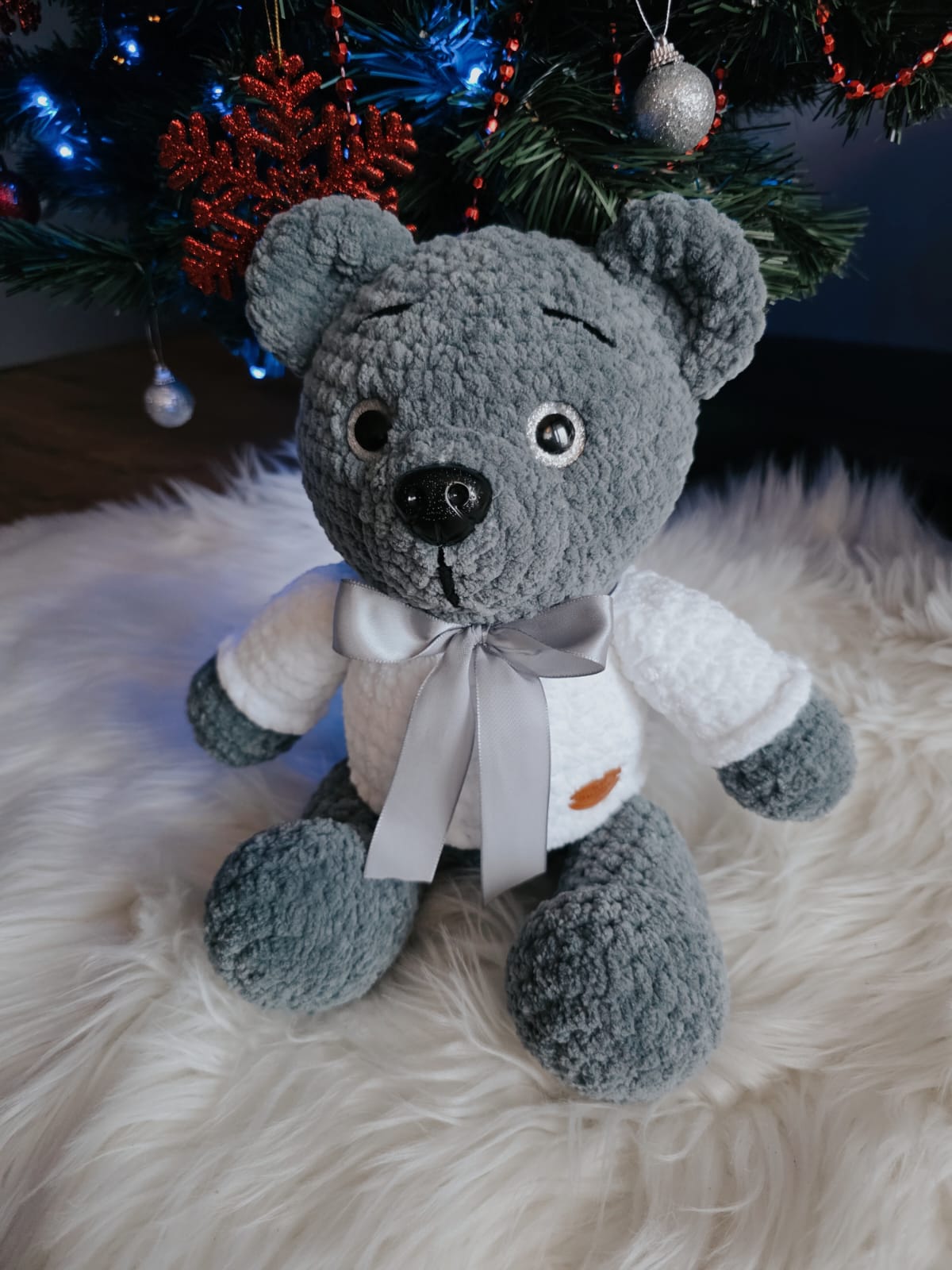 Tamborēts plīša lācītis pelēks ar baltu džemperīti un bantīti (3+)(Roku darbs)