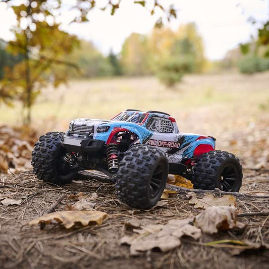 1:16 mēroga RC automašīna ar bezsuku motoru un pilnpiedziņu 4WD, atrodas uz zemes ceļa ar skujām un zemi apkārt. Ātrums līdz 45 km/h, ūdensizturīga elektronika