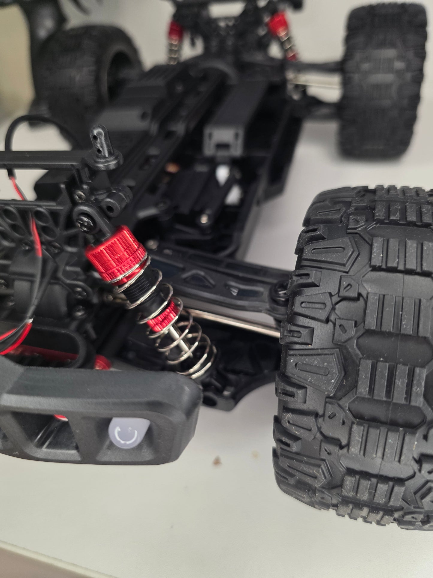 RC mašīnas Titan-X priekšējā piekare ar metāla amortizatoriem un bezceļa riepu.