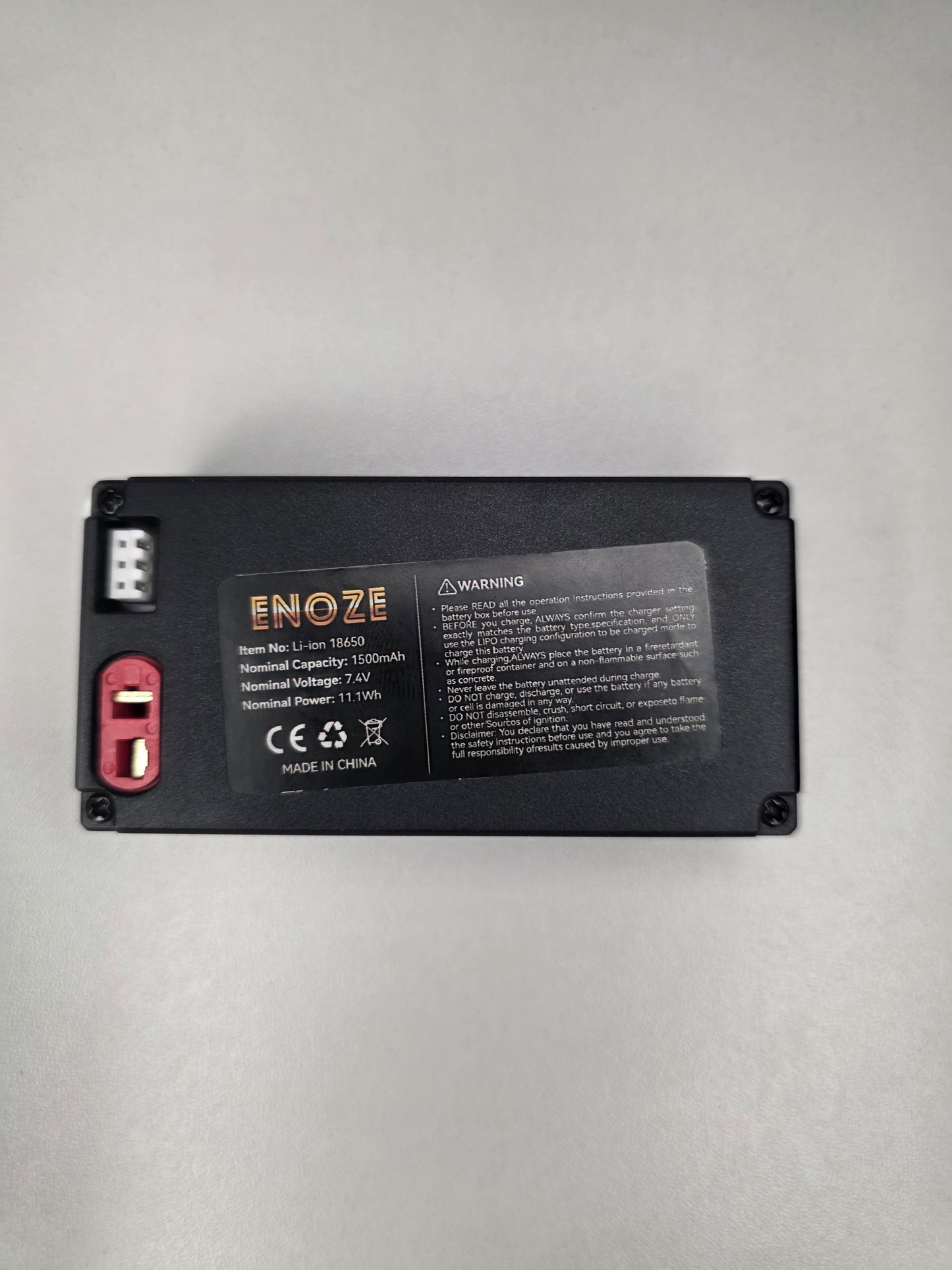 RC mašīnas Li-ion akumulators Enoze 7.4V 1500mAh tuvplānā.”