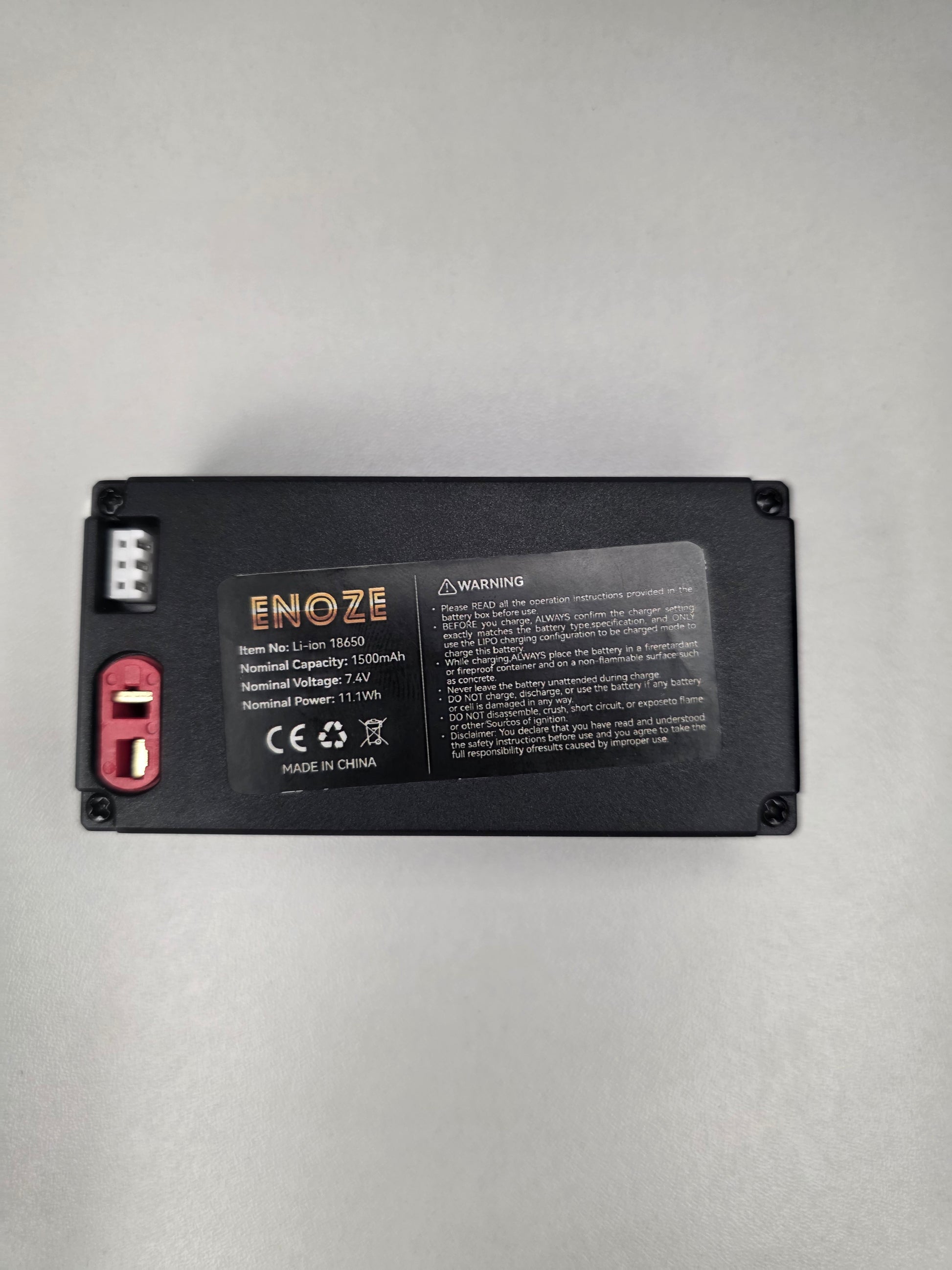 RC mašīnas Li-ion akumulators Enoze 7.4V 1500mAh tuvplānā.”