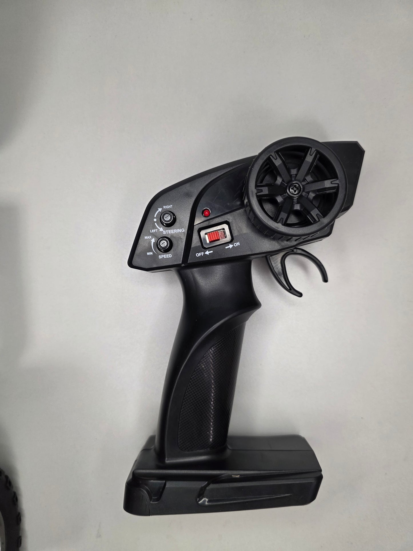 RC mašīnas tālvadības pults ar stūres un ātruma regulāciju