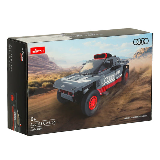 Automobiļa konstruktora modeļa iepakojums ar Audi logotipu uz tuksneša ainavas fona