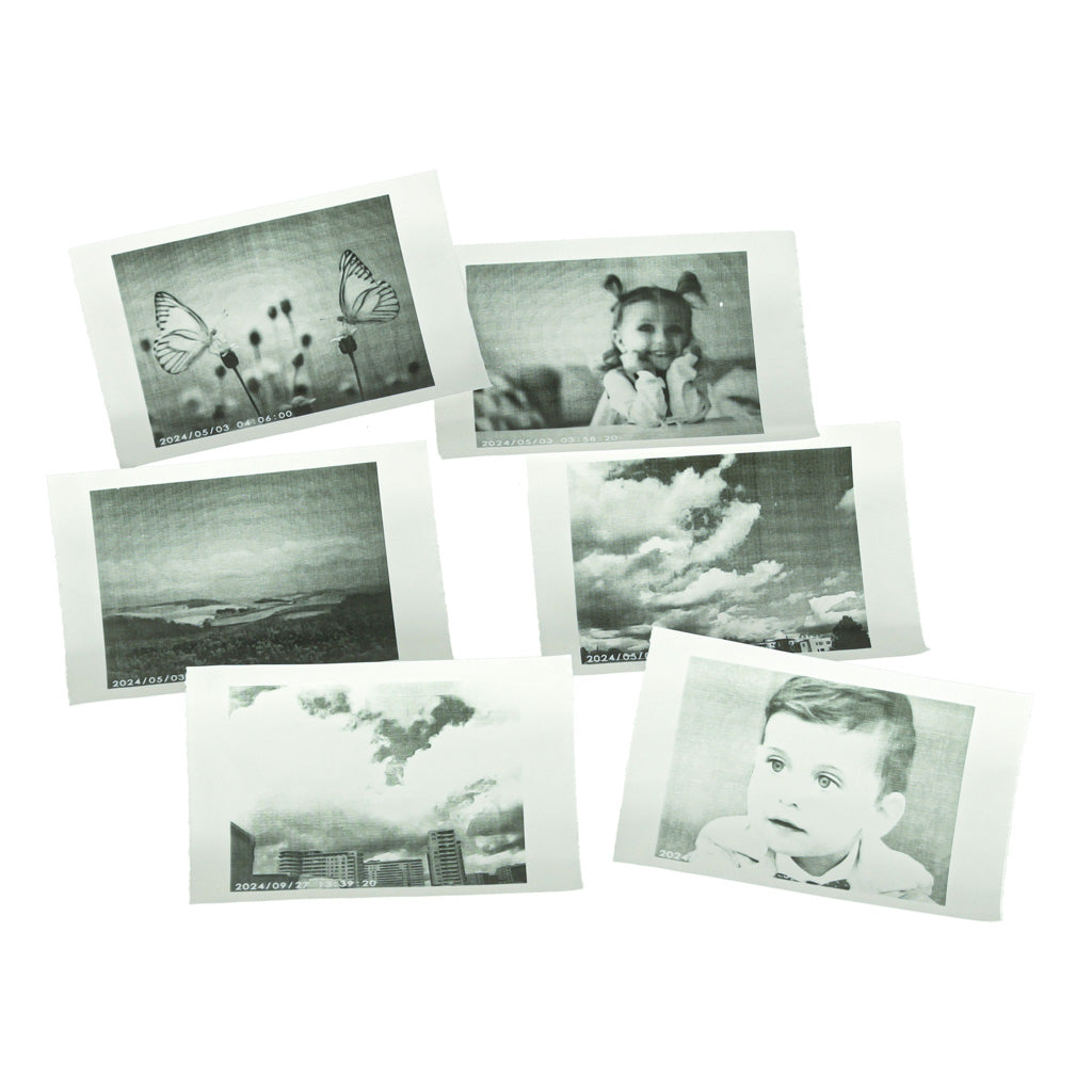 Ar bērnu momentfoto kameru izdrukātas melnbaltas fotogrāfijas