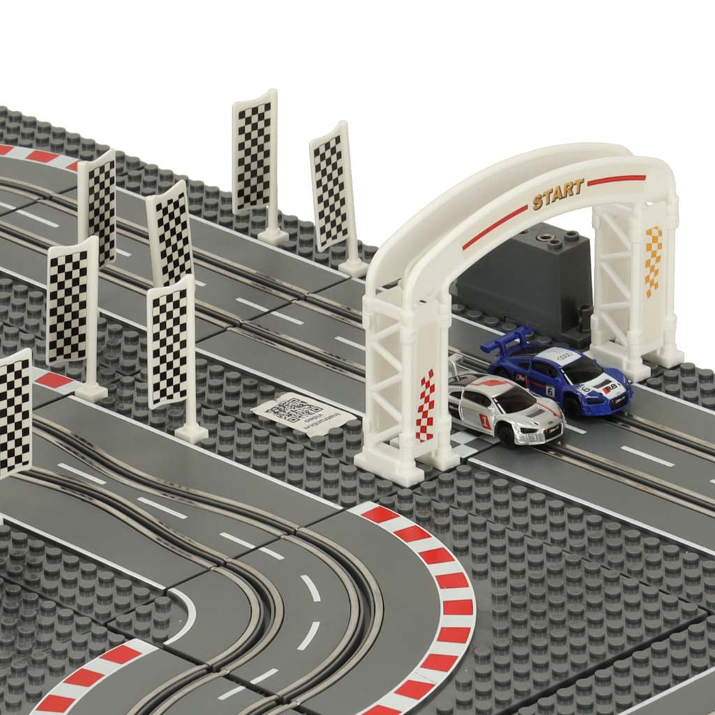 Elektriskās auto trases starts ar finiša arkām un divām sporta sacīkšu mašīnām uz trases