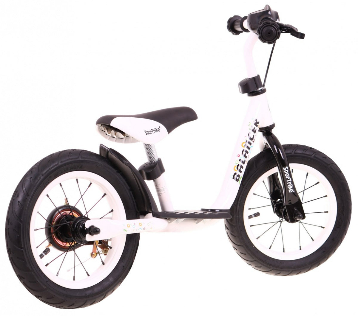 Balti melns SportTrike bērnu balansa ritenis ar piepūšamām riepām, skats no aizmugures sāna