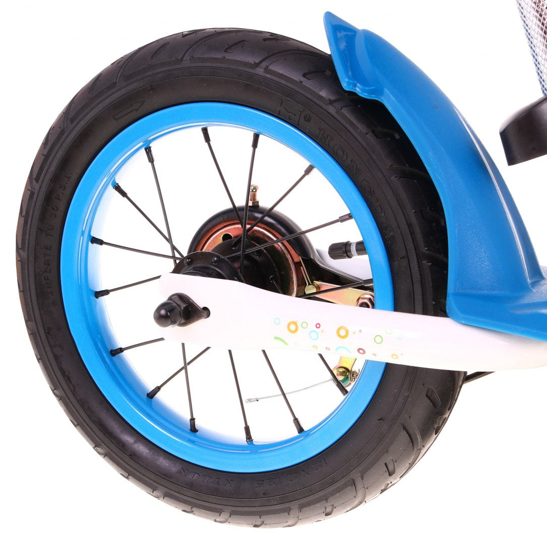 Balti zila SportTrike bērnu balansa riteņa aizmugurējā riteņa un rāmja detaļas tuvplānā