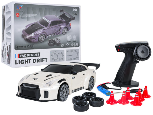 Balts RC drifta sporta auto 1:20 4WD ar lielu aizmugurējo spoileri, maināmām riepām, pulti un konusiem