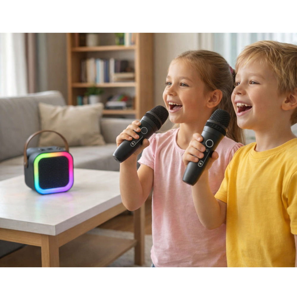 Bērni dzied ar mikrofoniem pie karaoke skaļruņa mājas interjerā