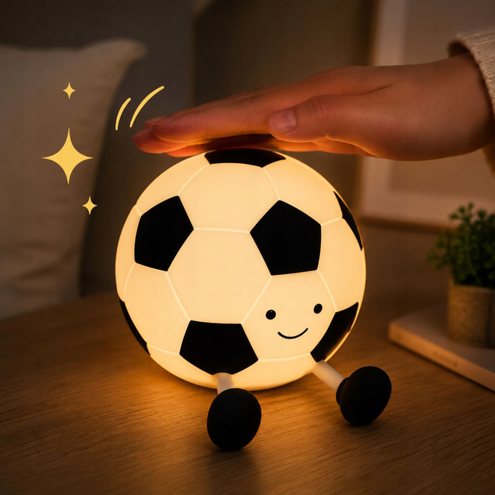 Bērns ar pieskārienu ieslēdz mīkstu silikona futbola bumbas LED RGB naktslampiņu