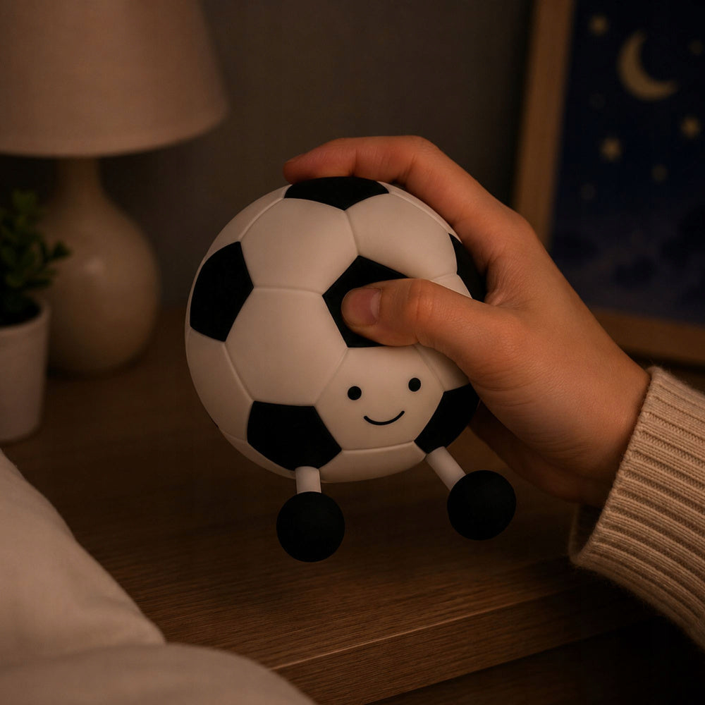 Bērns saspiež mīkstu silikona futbola bumbas LED RGB naktslampiņu