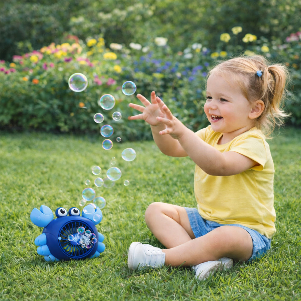 Bērns spēlējas ar krabja formas ziepju burbuļu pūtēju ārā zālienā