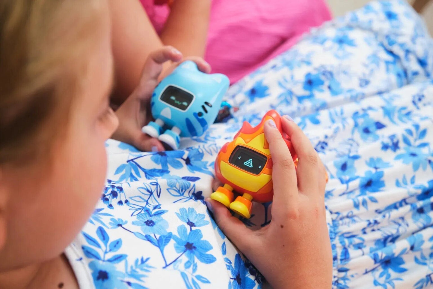 Bērns spēlējas ar interaktīvajām Beep Boop rotaļlietām ar ekrāniem un emociju animācijām