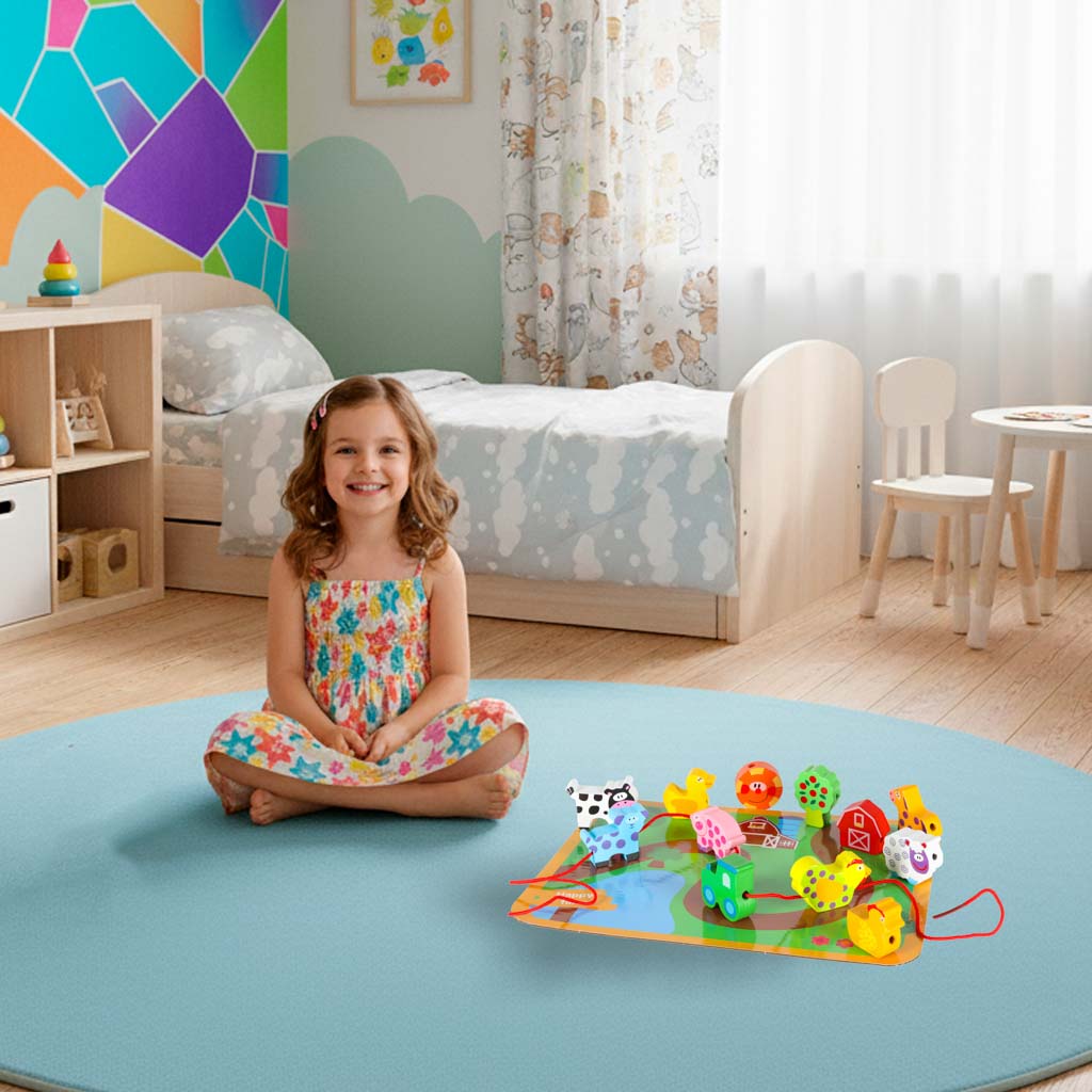 Bērns spēlējas ar koka šņorēšanas rotaļlietu ar fermas dzīvniekiem uz paklāja